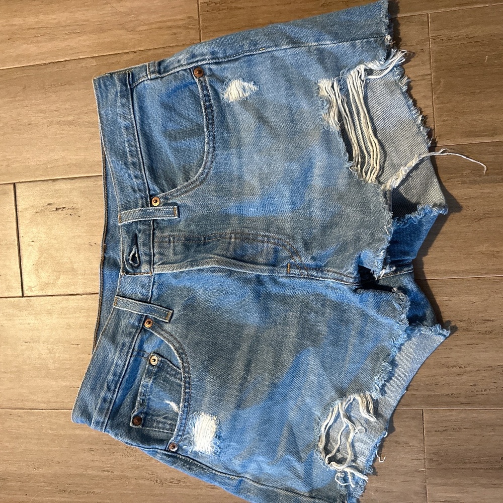 Size 28 Levi’s 501 women’s jean shorts